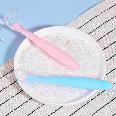 Cuchara de silicona para bebés embalaje personalizado con color y logotipo opcionales