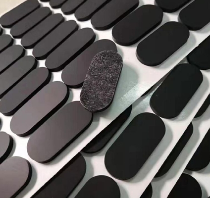 Los pies curvados de la goma de silicona rellenan con el pegamento de 3M Backing PSA